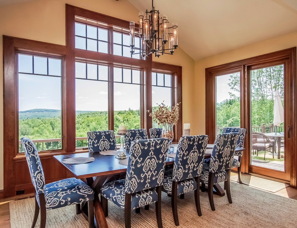 Foto di una grande sala da pranzo aperta verso il soggiorno stile americano con pareti beige, moquette e pavimento marrone