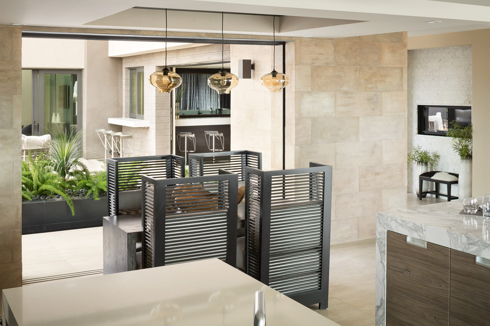 Ispirazione per un'ampia sala da pranzo aperta verso la cucina contemporanea con pareti marroni, pavimento in gres porcellanato e pavimento beige