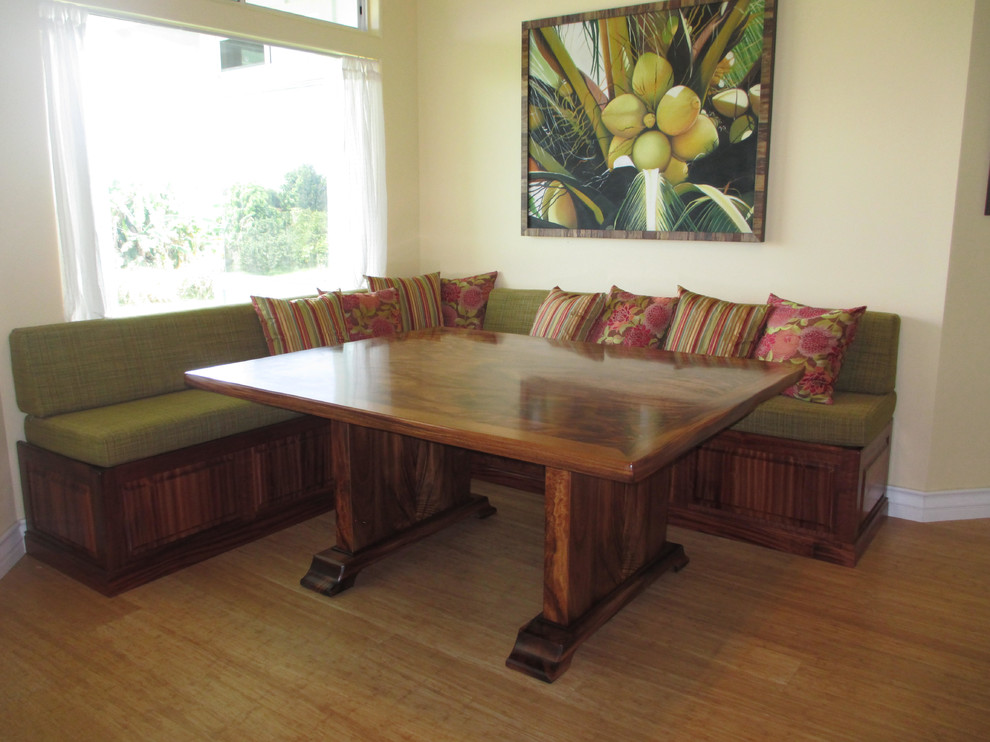 Пример оригинального дизайна: столовая среднего размера в морском стиле с желтыми стенами и полом из бамбука