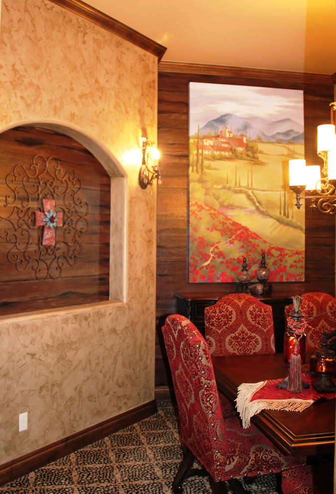 Idée de décoration pour une salle à manger tradition de taille moyenne avec un mur multicolore, moquette et un sol multicolore.