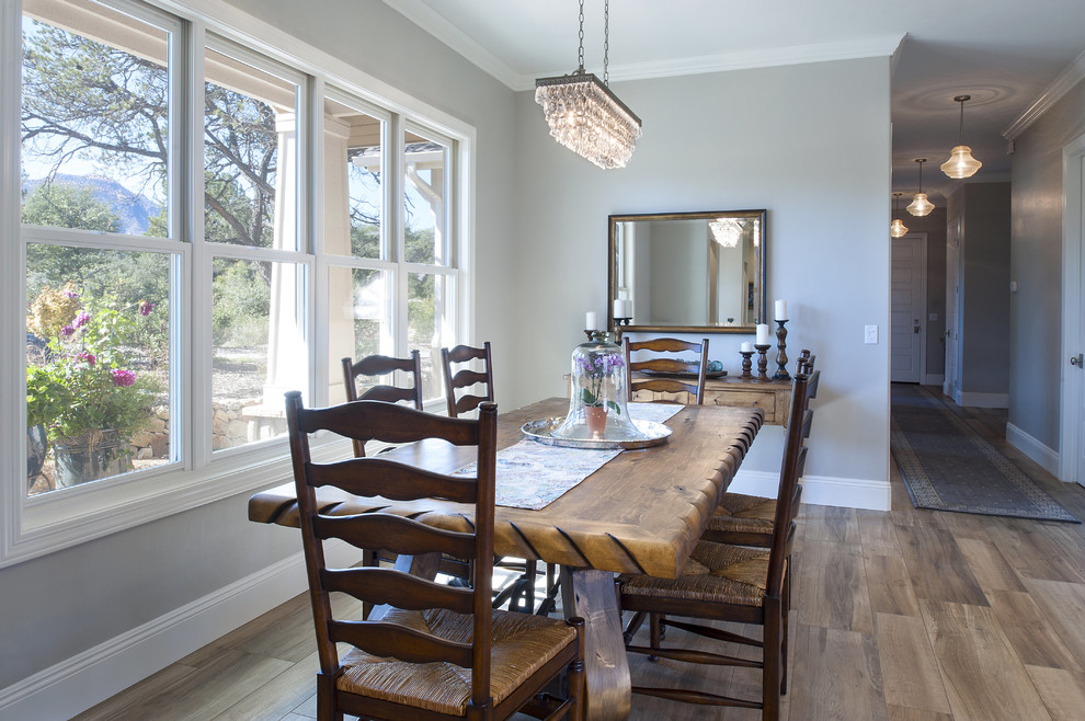 Foto di una sala da pranzo aperta verso la cucina classica di medie dimensioni con pareti grigie, parquet scuro, nessun camino e pavimento marrone