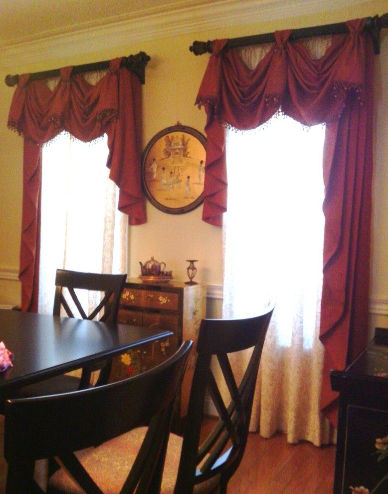 Cette image montre une salle à manger traditionnelle de taille moyenne avec un mur jaune et parquet clair.