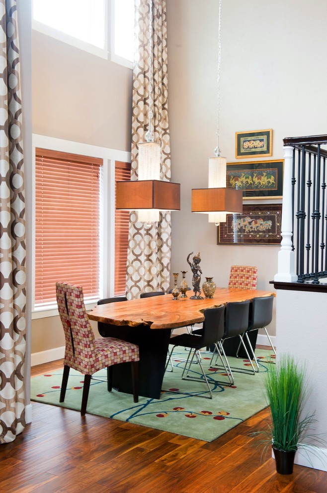 Mittelgroße Moderne Wohnküche mit braunem Holzboden in Denver