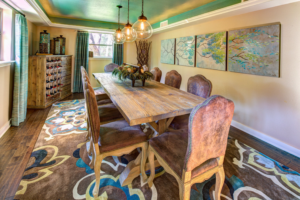 Foto di una sala da pranzo aperta verso la cucina classica di medie dimensioni con pareti beige e parquet scuro