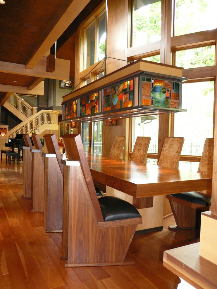 Immagine di una sala da pranzo bohémian con pavimento in legno massello medio