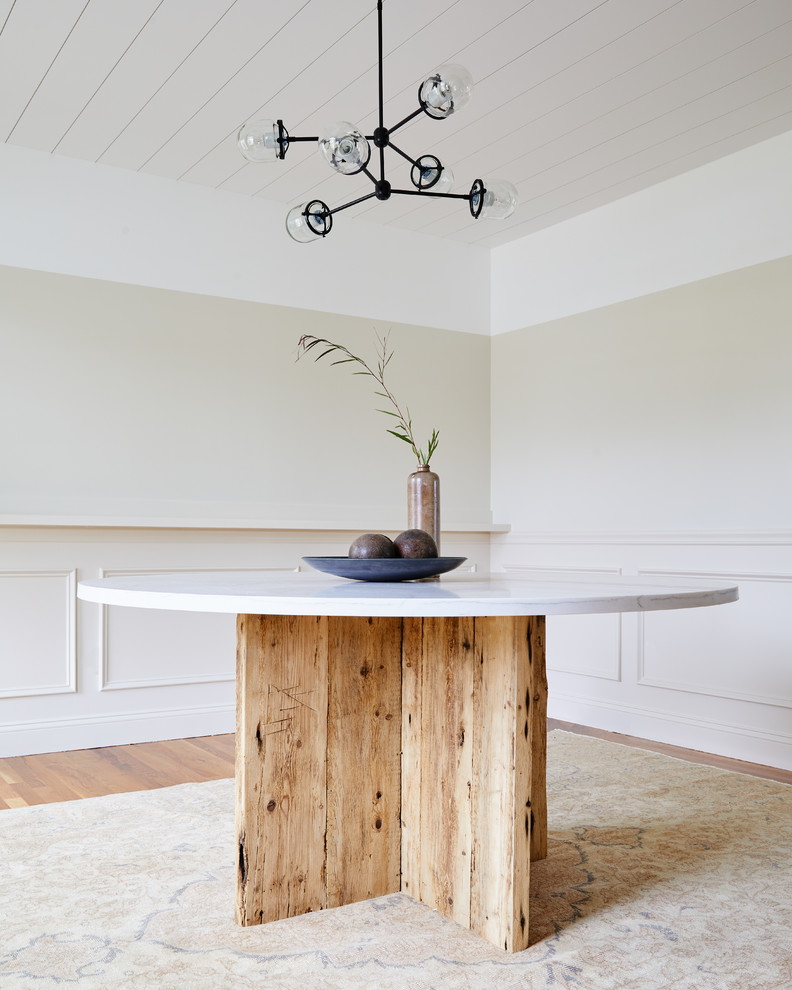Diseño de comedor minimalista de tamaño medio cerrado con paredes blancas, suelo de madera en tonos medios y suelo marrón