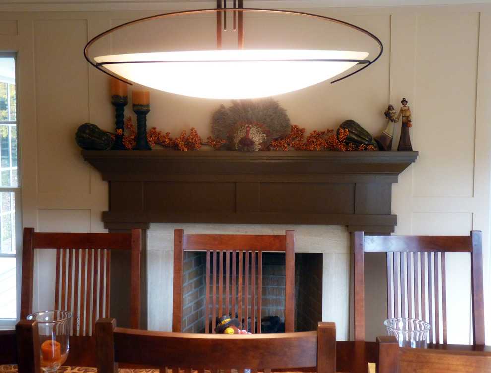 Diseño de comedor de cocina de estilo americano grande con paredes beige, suelo de madera en tonos medios y todas las chimeneas