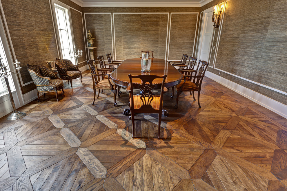 Immagine di una grande sala da pranzo classica chiusa con pareti marroni, pavimento in legno massello medio, nessun camino e pavimento marrone
