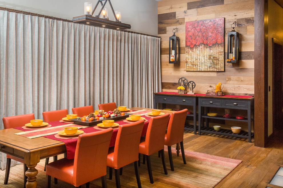 Exemple d'une grande salle à manger ouverte sur la cuisine montagne avec un mur multicolore, un sol en bois brun et un sol marron.
