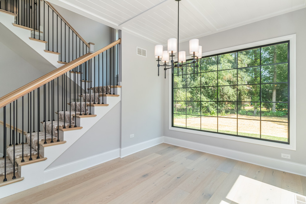 Ispirazione per una sala da pranzo aperta verso la cucina country di medie dimensioni con pareti grigie, parquet chiaro, pavimento beige e soffitto in perlinato