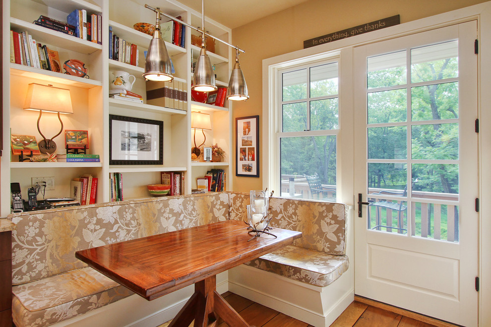 Foto di una sala da pranzo aperta verso la cucina boho chic con pareti beige e pavimento in legno massello medio