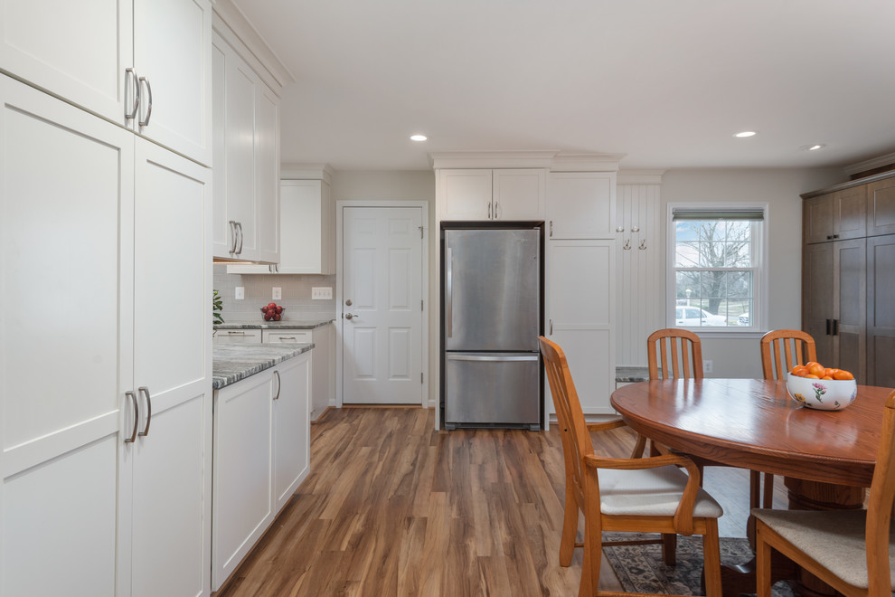Foto di una sala da pranzo aperta verso la cucina classica di medie dimensioni con pavimento marrone