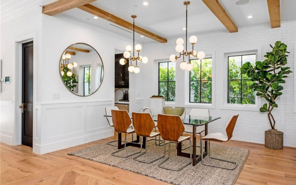 Geräumige Moderne Wohnküche ohne Kamin mit weißer Wandfarbe, hellem Holzboden und braunem Boden in Los Angeles