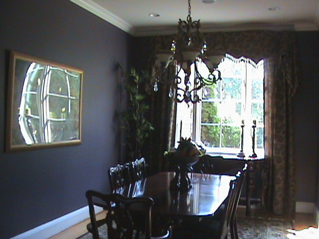Foto di una sala da pranzo aperta verso la cucina classica di medie dimensioni con pareti viola e pavimento in legno massello medio