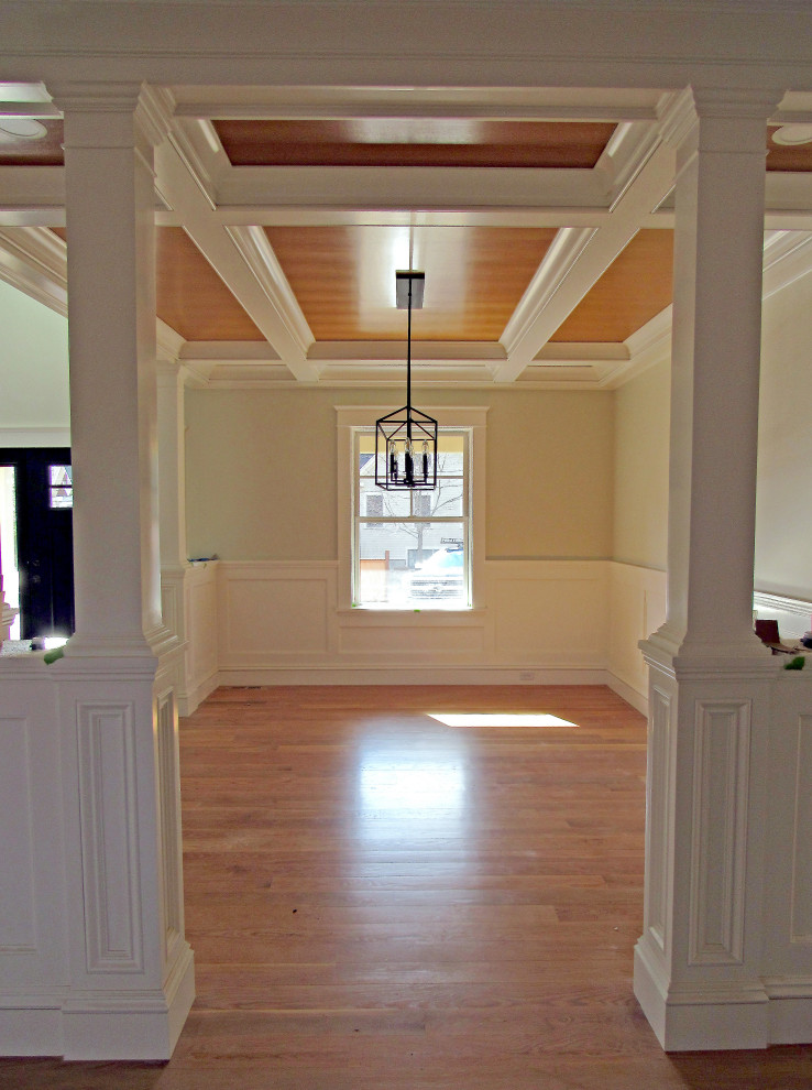 Cette image montre une grande salle à manger ouverte sur le salon minimaliste avec un sol en bois brun et un sol marron.