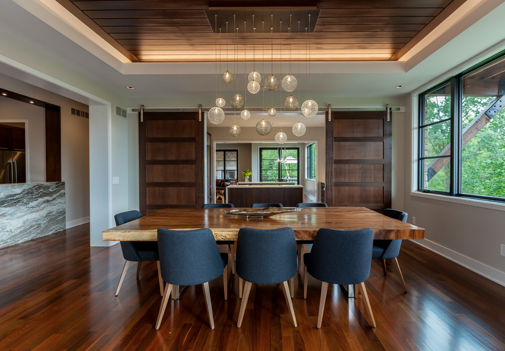 Idee per una sala da pranzo classica con pareti grigie, pavimento in legno massello medio e pavimento marrone
