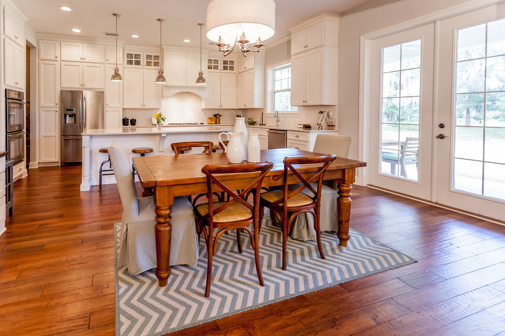 Mittelgroße Klassische Wohnküche ohne Kamin mit grauer Wandfarbe, braunem Holzboden und braunem Boden in Jacksonville