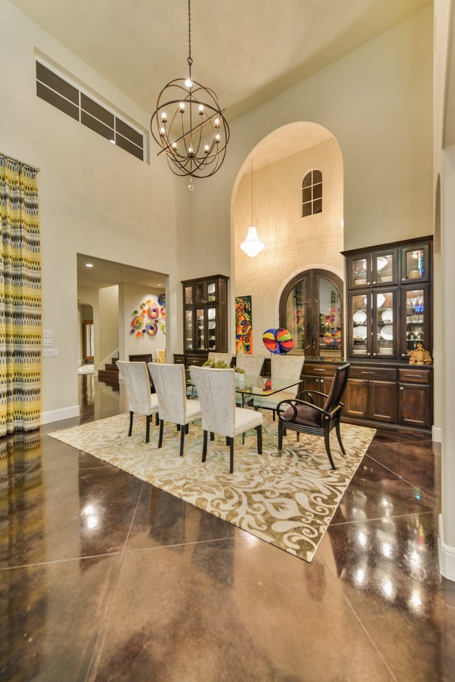 Exemple d'une salle à manger ouverte sur le salon tendance avec un mur beige et sol en béton ciré.