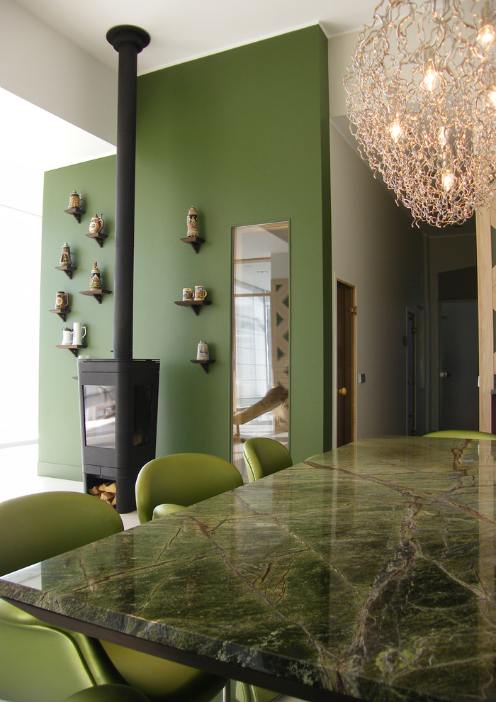 Идея дизайна: столовая среднего размера в современном стиле с зелеными стенами и печью-буржуйкой