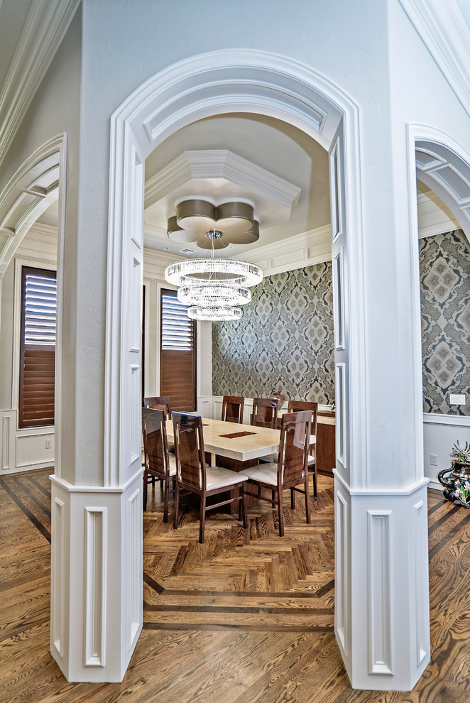Foto di una sala da pranzo mediterranea chiusa e di medie dimensioni con pareti multicolore, parquet scuro, nessun camino, pavimento marrone, soffitto ribassato e boiserie