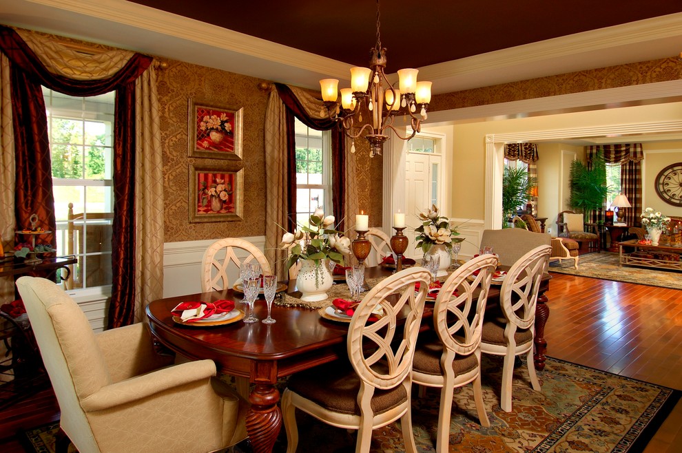 Immagine di una sala da pranzo classica con pareti multicolore e pavimento in legno massello medio