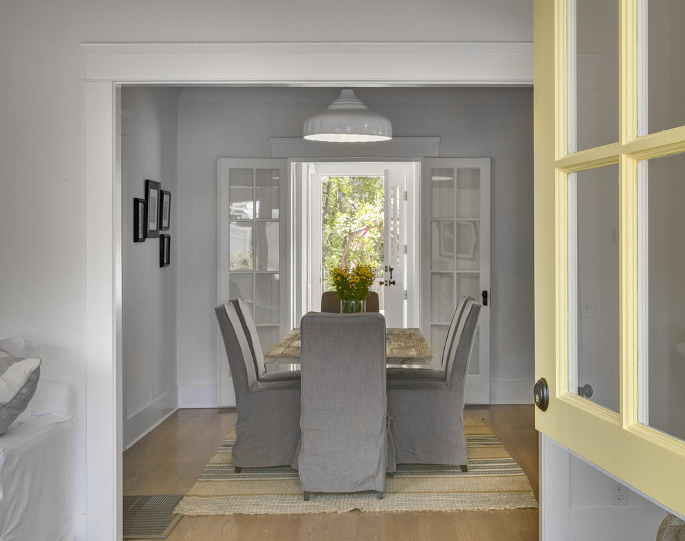 Пример оригинального дизайна: маленькая гостиная-столовая в стиле рустика с белыми стенами и паркетным полом среднего тона без камина для на участке и в саду