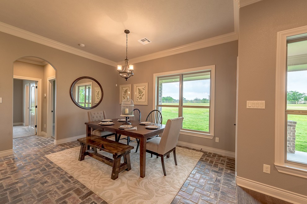 Cette image montre une salle à manger ouverte sur le salon de taille moyenne avec un mur beige, un sol en brique, une cheminée standard, un manteau de cheminée en bois et un sol marron.