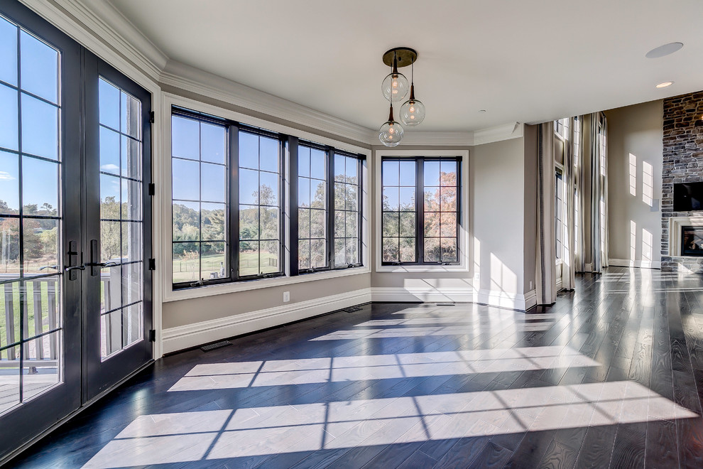 Offenes, Großes Klassisches Esszimmer ohne Kamin mit grauer Wandfarbe und dunklem Holzboden in Baltimore