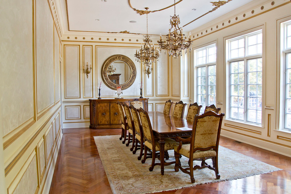 Geschlossenes Klassisches Esszimmer mit beiger Wandfarbe, braunem Holzboden und braunem Boden in New York