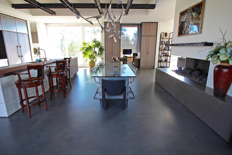 Große Moderne Wohnküche ohne Kamin mit weißer Wandfarbe, Betonboden und grauem Boden in San Diego