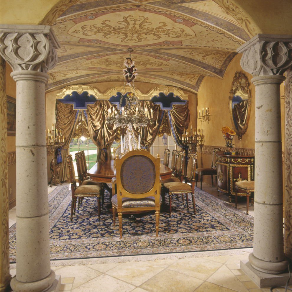 На фото: огромная гостиная-столовая в викторианском стиле с бежевыми стенами и полом из керамической плитки без камина с