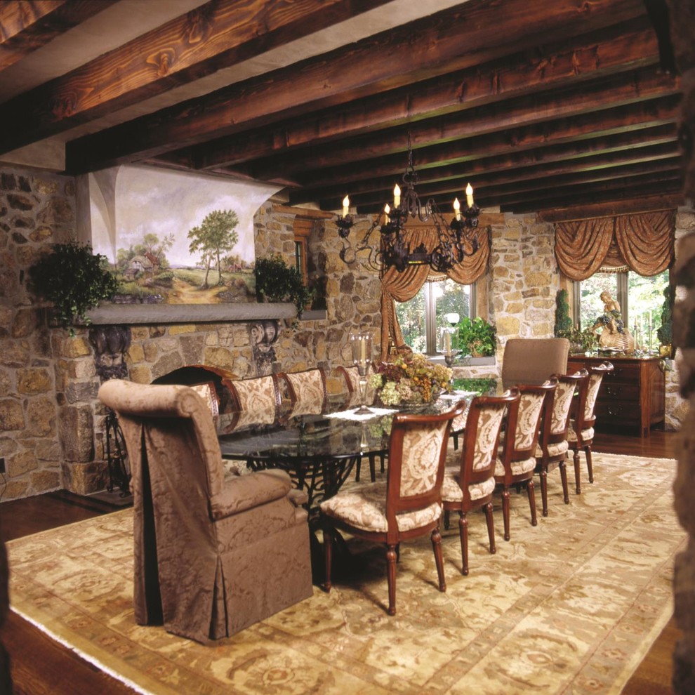 Foto de comedor tradicional grande cerrado con paredes beige, suelo de madera en tonos medios, todas las chimeneas y marco de chimenea de piedra