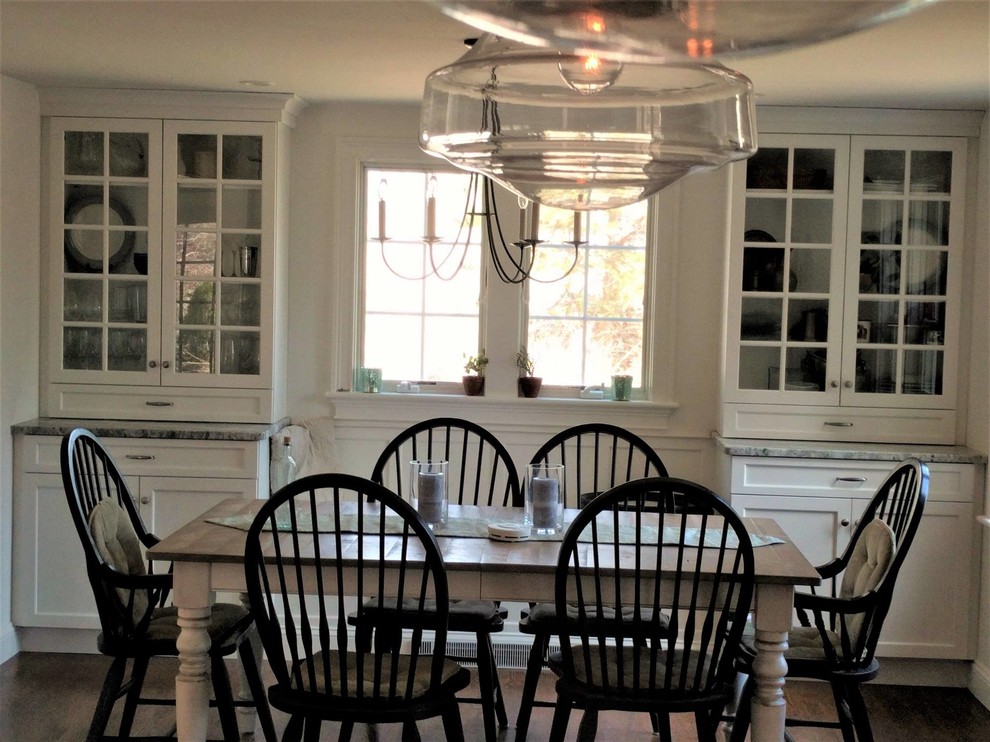 На фото: гостиная-столовая среднего размера в стиле неоклассика (современная классика) с белыми стенами, темным паркетным полом и коричневым полом без камина с