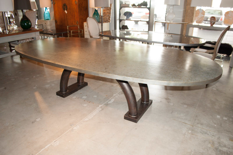 Пример оригинального дизайна: большая кухня-столовая в стиле рустика с бетонным полом и серым полом