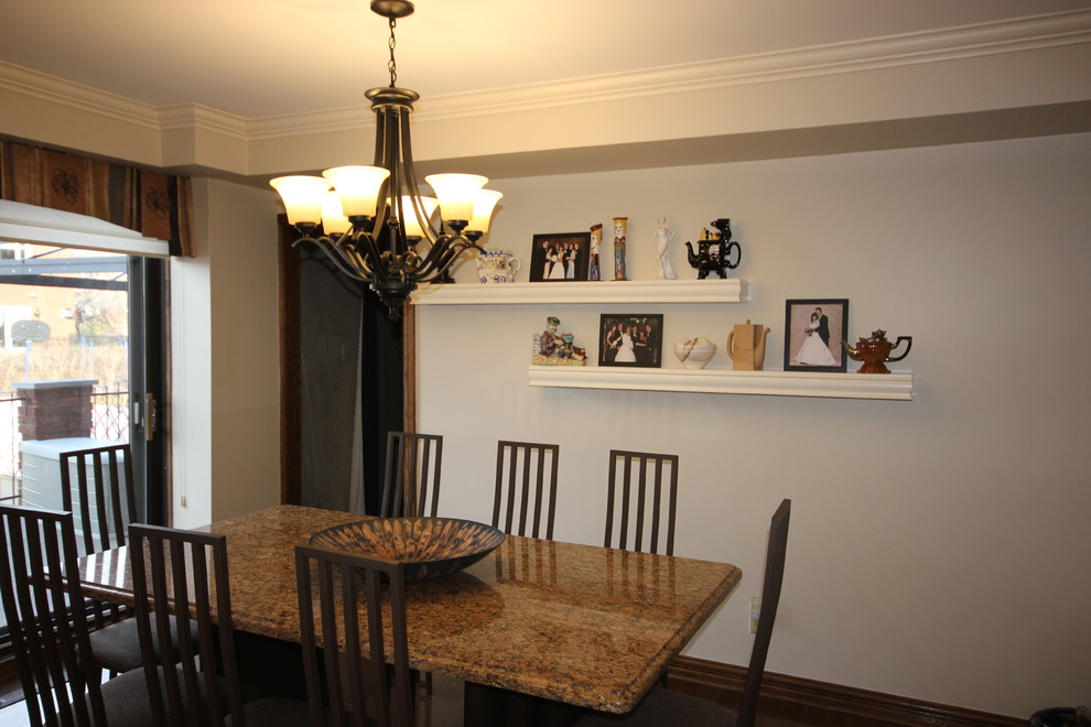 Immagine di una piccola sala da pranzo aperta verso la cucina classica con pareti grigie e parquet scuro