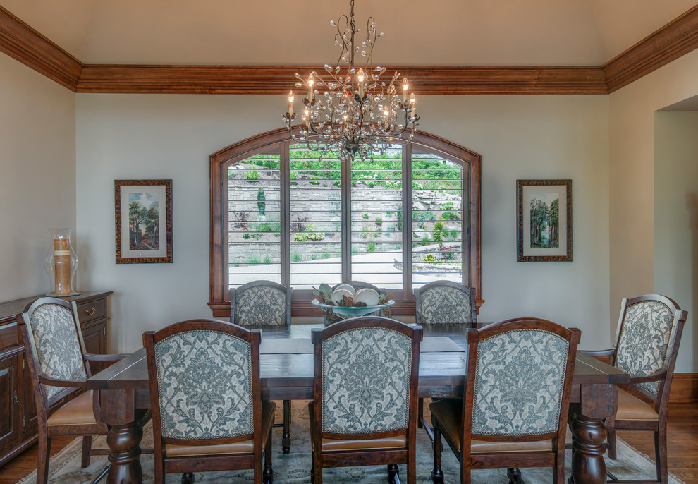 Foto de comedor de cocina clásico renovado grande sin chimenea con paredes beige y suelo de madera en tonos medios