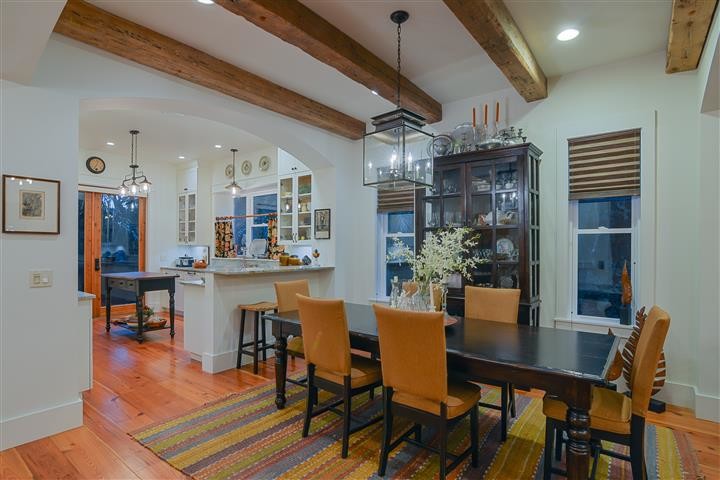 Foto de comedor de estilo americano abierto con paredes blancas y suelo de madera en tonos medios