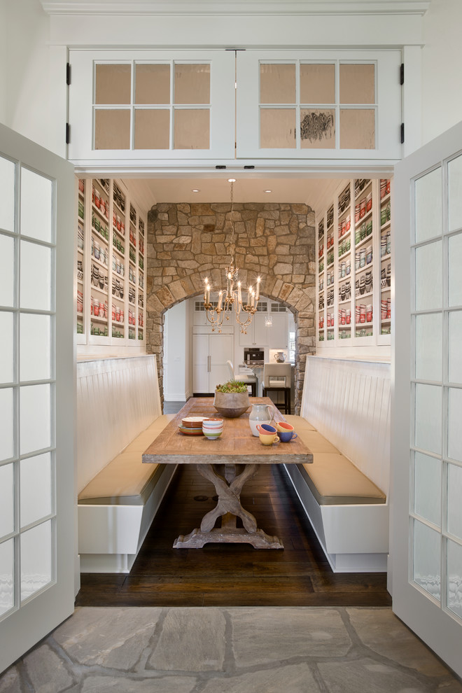 Immagine di una grande sala da pranzo aperta verso la cucina tradizionale con pareti multicolore e parquet scuro