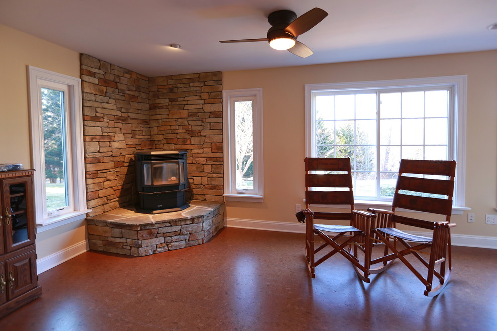 На фото: кухня-столовая среднего размера в стиле рустика с бежевыми стенами, паркетным полом среднего тона, угловым камином и фасадом камина из камня с