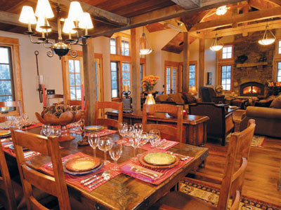 Inredning av ett rustikt stort kök med matplats, med beige väggar, mörkt trägolv, en standard öppen spis och en spiselkrans i sten