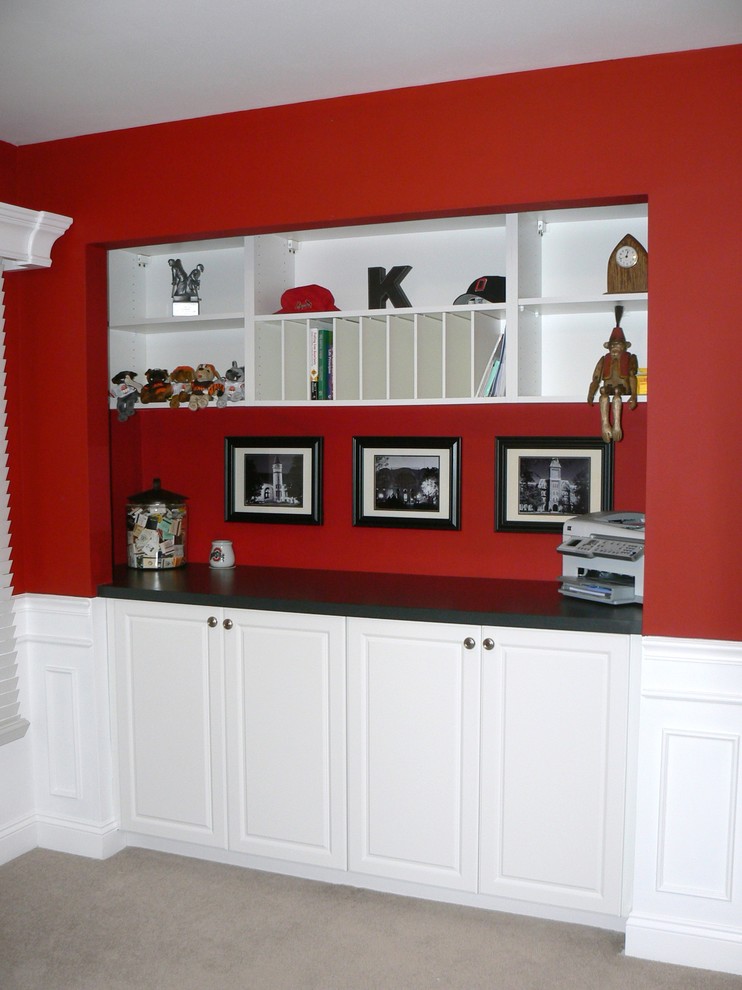 На фото: столовая среднего размера в классическом стиле с красными стенами и ковровым покрытием без камина