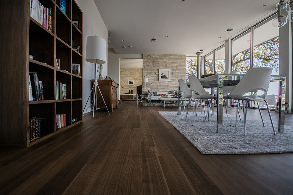 Esempio di una sala da pranzo minimalista con pavimento in legno massello medio