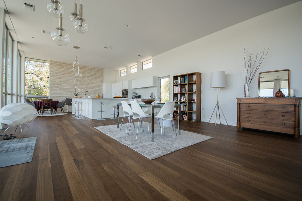 Cette photo montre une salle à manger moderne avec un sol en bois brun.