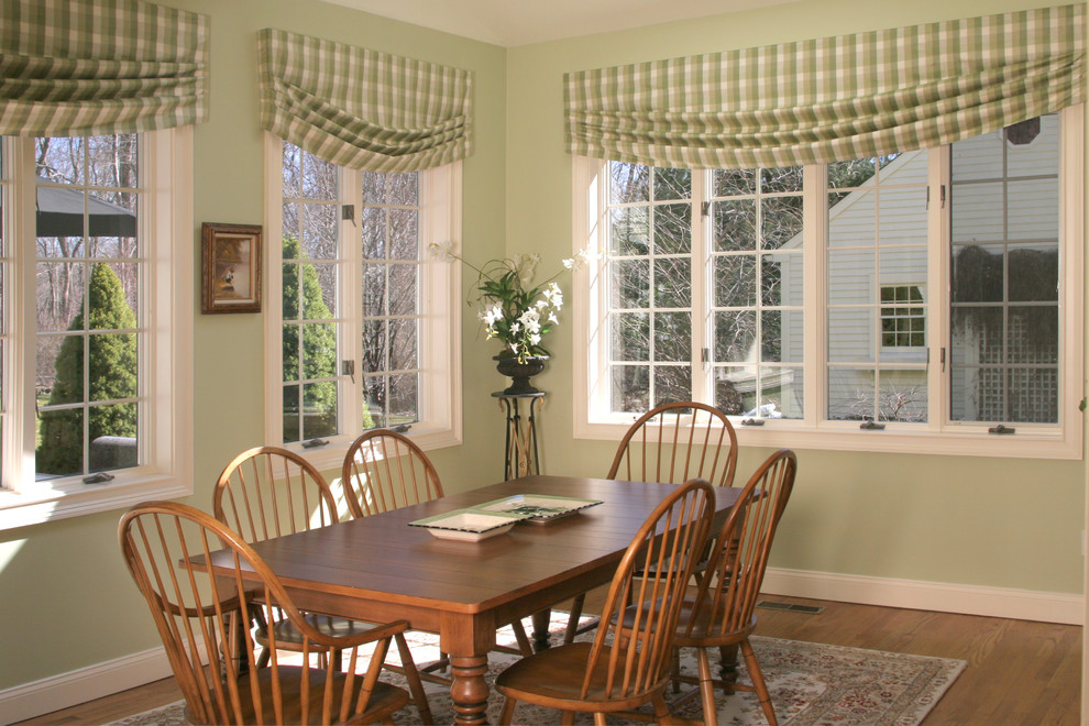 Ispirazione per una sala da pranzo aperta verso la cucina di medie dimensioni con pareti verdi e parquet chiaro