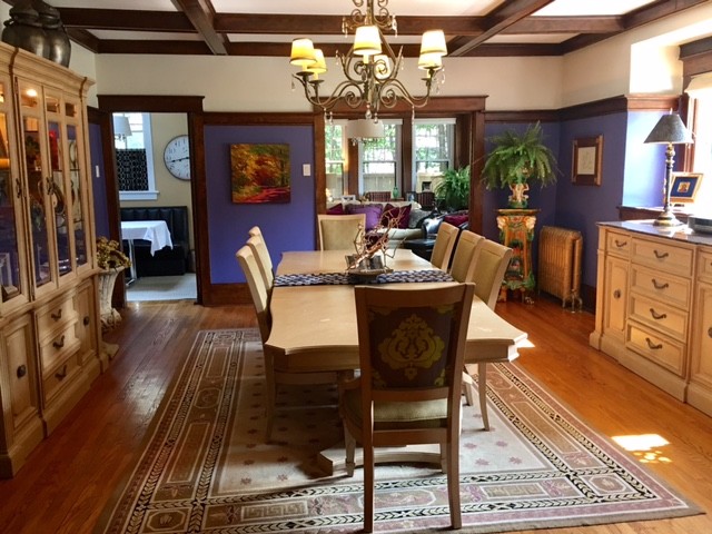 Idee per una grande sala da pranzo classica con pareti viola, pavimento in legno massello medio e pavimento marrone