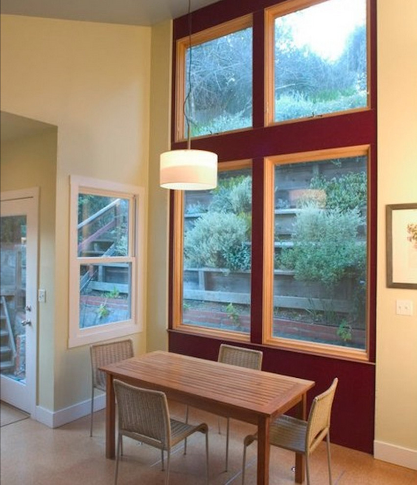 Modernes Esszimmer mit beiger Wandfarbe und hellem Holzboden in San Francisco