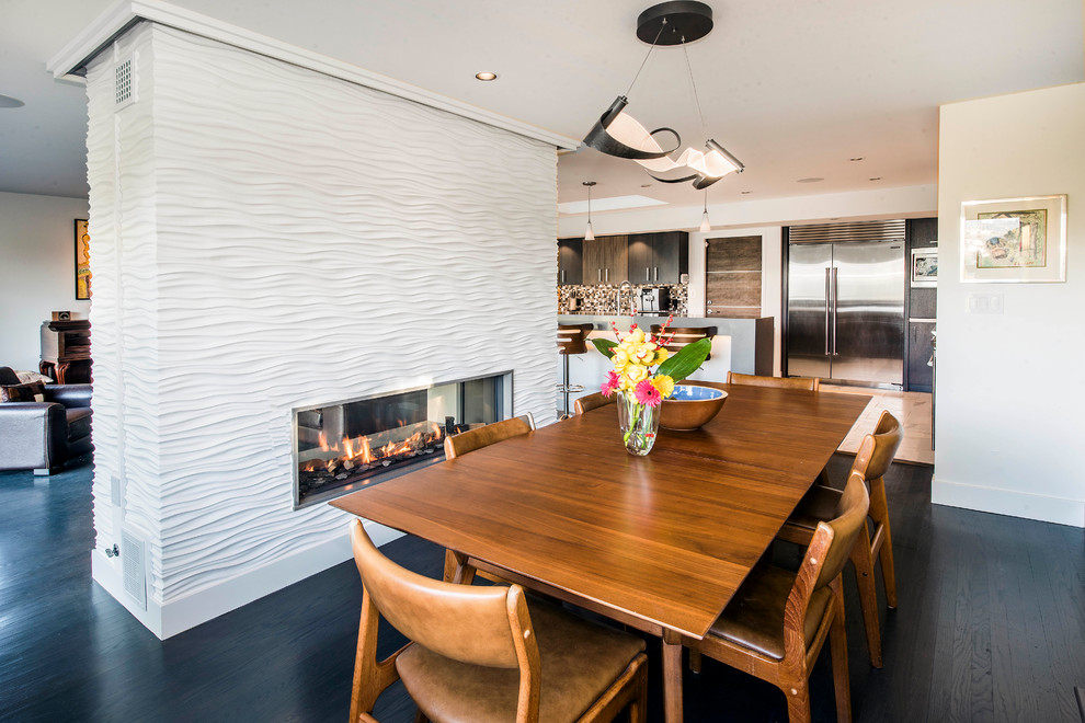 サンフランシスコにある高級な中くらいなミッドセンチュリースタイルのおしゃれなLDK (白い壁、濃色無垢フローリング、両方向型暖炉、グレーの床、タイルの暖炉まわり) の写真