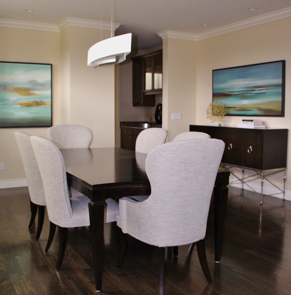 Exemple d'une salle à manger ouverte sur le salon chic de taille moyenne avec un mur beige, parquet foncé et un sol noir.
