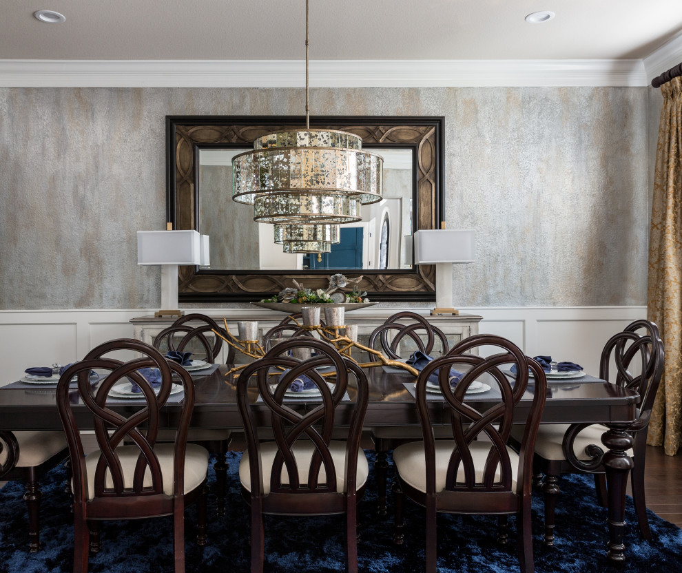 Ispirazione per una sala da pranzo classica con pareti grigie, parquet scuro e pavimento marrone