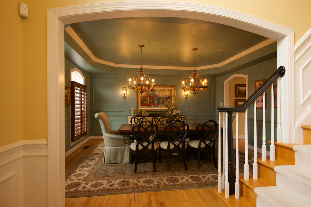 Mittelgroßes Klassisches Esszimmer mit bunten Wänden und hellem Holzboden in Baltimore